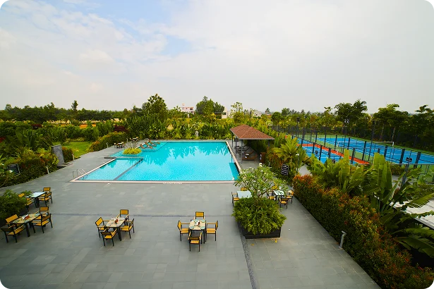 Pool Deck & Poolside Cafe