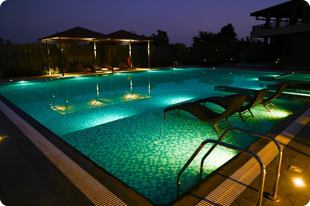 Poolside Cafe dining